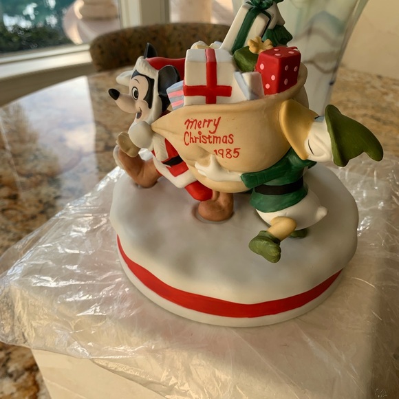 THE WALT DISNEY COLLECTION CHRISTMAS 1985 SANTA’S HELPER NEW IN PLASTIC